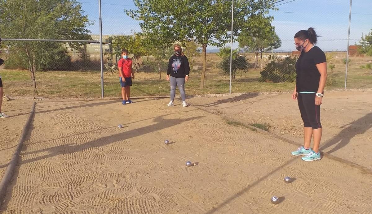 El torneo de petanca fue organizado para pequeños y mayores 