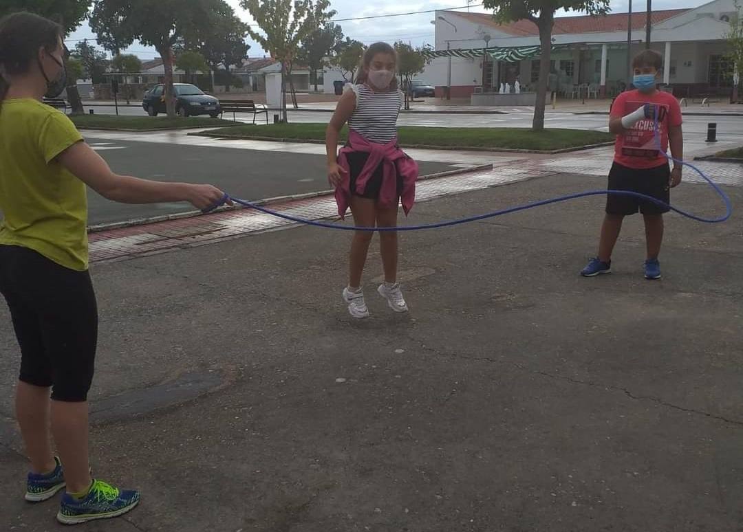 Gymkanas, juegos tradicionales, concursos de lanzamiento de anillas para pequeños y mayores, torneo de petanca y el concierto de Aurelio Gallardo han hecho que los alonseños disfruten de sus fiestas patronales de una forma diferente. 
