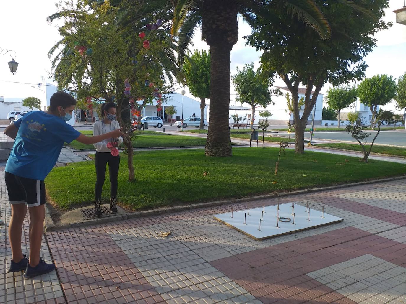 Gymkanas, juegos tradicionales, concursos de lanzamiento de anillas para pequeños y mayores, torneo de petanca y el concierto de Aurelio Gallardo han hecho que los alonseños disfruten de sus fiestas patronales de una forma diferente. 