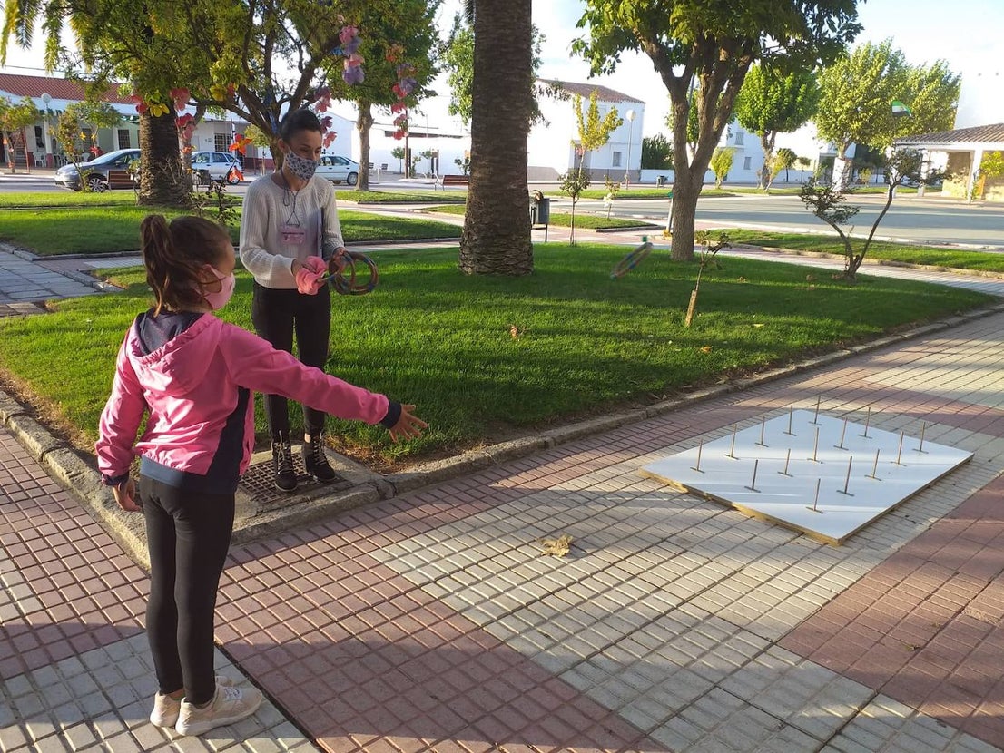 Gymkanas, juegos tradicionales, concursos de lanzamiento de anillas para pequeños y mayores, torneo de petanca y el concierto de Aurelio Gallardo han hecho que los alonseños disfruten de sus fiestas patronales de una forma diferente. 