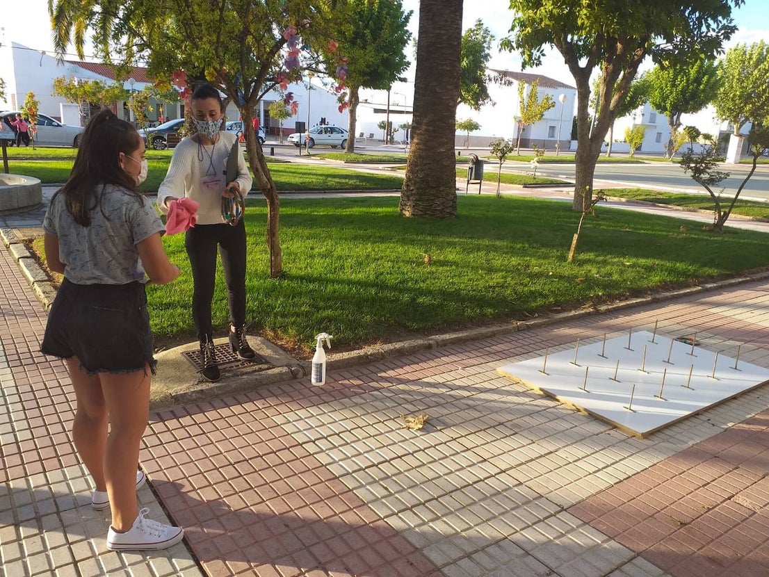 Gymkanas, juegos tradicionales, concursos de lanzamiento de anillas para pequeños y mayores, torneo de petanca y el concierto de Aurelio Gallardo han hecho que los alonseños disfruten de sus fiestas patronales de una forma diferente. 