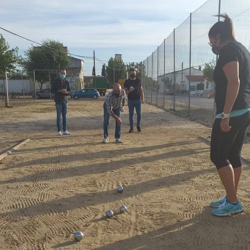 Gymkanas, juegos tradicionales, concursos de lanzamiento de anillas para pequeños y mayores, torneo de petanca y el concierto de Aurelio Gallardo han hecho que los alonseños disfruten de sus fiestas patronales de una forma diferente. 