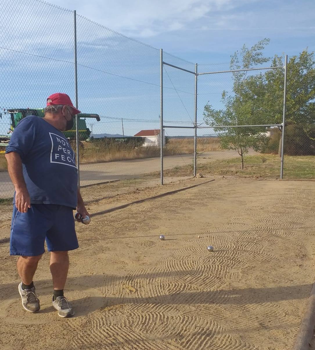 Gymkanas, juegos tradicionales, concursos de lanzamiento de anillas para pequeños y mayores, torneo de petanca y el concierto de Aurelio Gallardo han hecho que los alonseños disfruten de sus fiestas patronales de una forma diferente. 