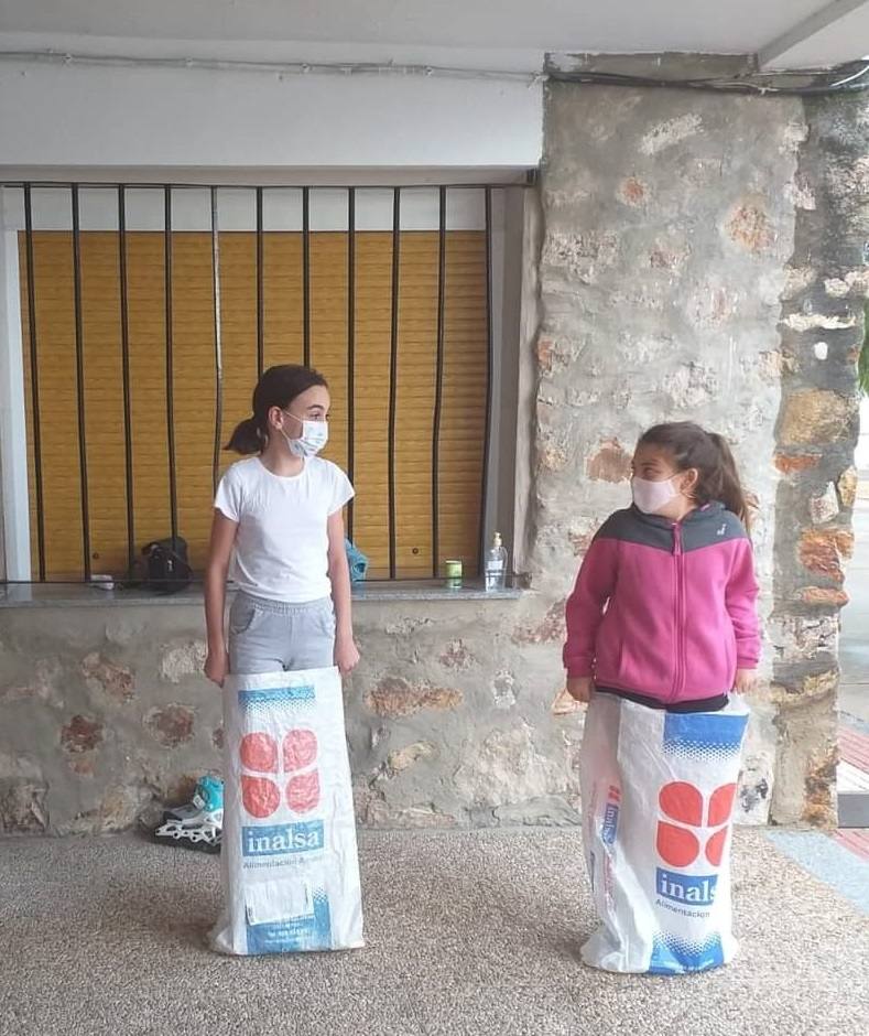 Gymkanas, juegos tradicionales, concursos de lanzamiento de anillas para pequeños y mayores, torneo de petanca y el concierto de Aurelio Gallardo han hecho que los alonseños disfruten de sus fiestas patronales de una forma diferente. 