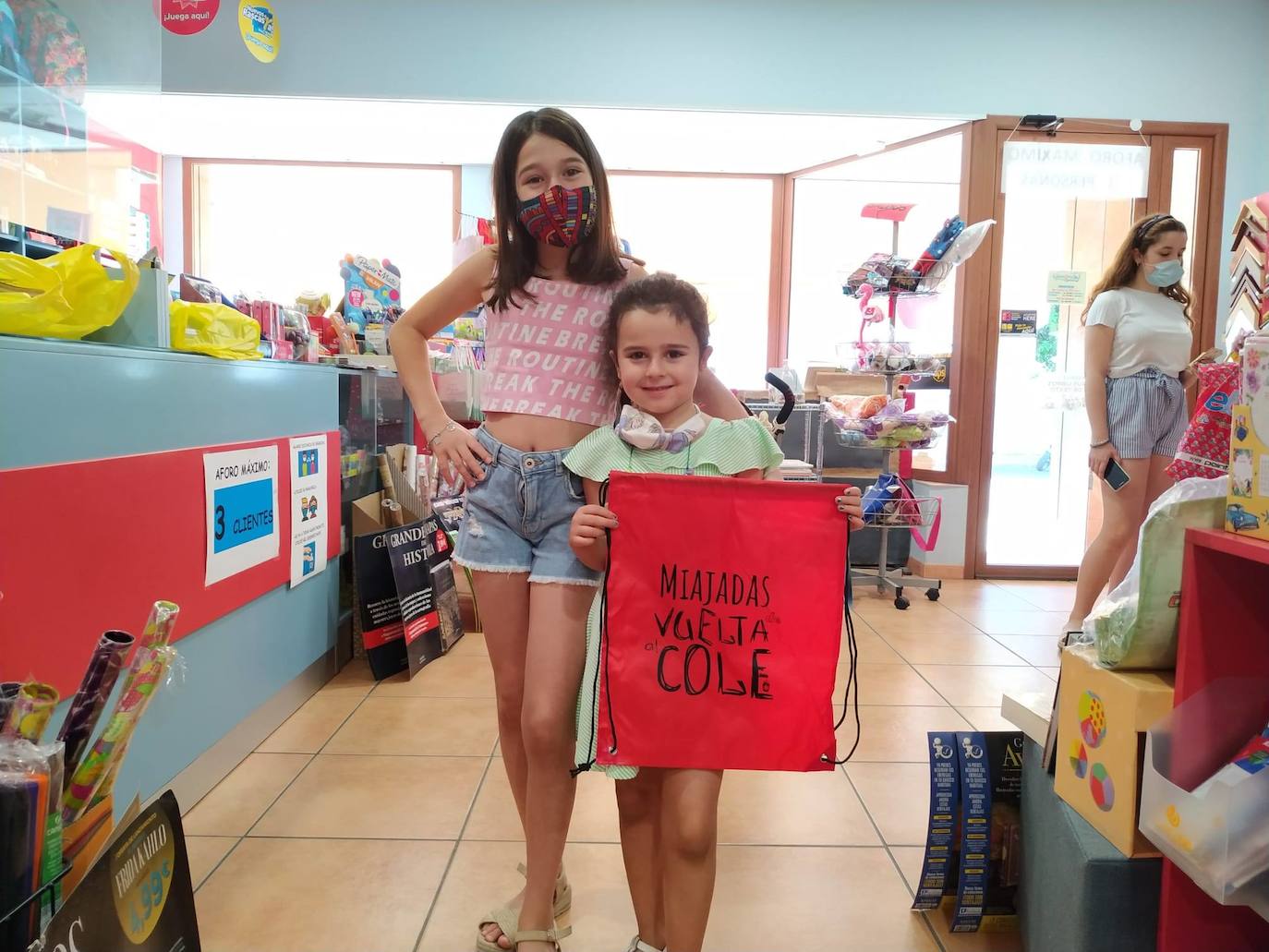 La campaña comercial 'Miajadas de vuelta al cole', celebrada del 1 al 30 de septiembre, ha regalado a los miajadeños 150 mochilas, 25 altavoces bluetooth, 10 kits escolares, un patín eléctrico Hoverboard, una tablet Samsung y, sobre todo, muchas sonrisas. El objetivo de la iniciativa, impulsada por la Concejalía de Comercio y Agencia de Empleo y Desarrollo Local del Ayuntamiento de Miajadas en colaboración con ACOMIC, ha sido motivar e incentivar a las familias a adquirir en la localidad todo lo que necesitan para la incorporación de sus hijos a las clases, al tiempo que promocionan el pequeño comercio. 