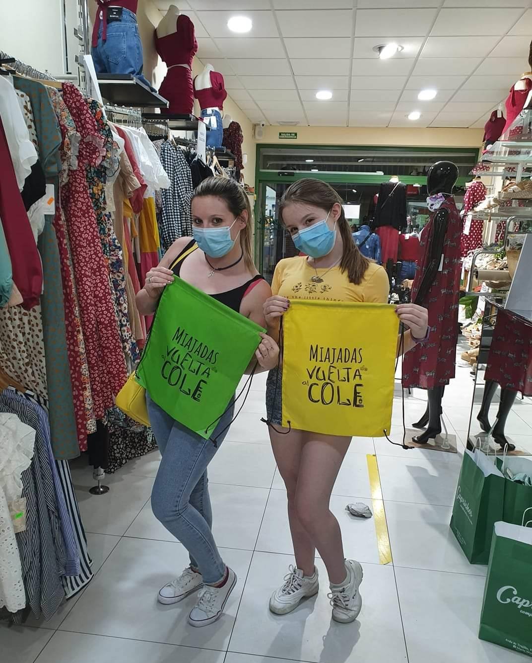 La campaña comercial 'Miajadas de vuelta al cole', celebrada del 1 al 30 de septiembre, ha regalado a los miajadeños 150 mochilas, 25 altavoces bluetooth, 10 kits escolares, un patín eléctrico Hoverboard, una tablet Samsung y, sobre todo, muchas sonrisas. El objetivo de la iniciativa, impulsada por la Concejalía de Comercio y Agencia de Empleo y Desarrollo Local del Ayuntamiento de Miajadas en colaboración con ACOMIC, ha sido motivar e incentivar a las familias a adquirir en la localidad todo lo que necesitan para la incorporación de sus hijos a las clases, al tiempo que promocionan el pequeño comercio. 