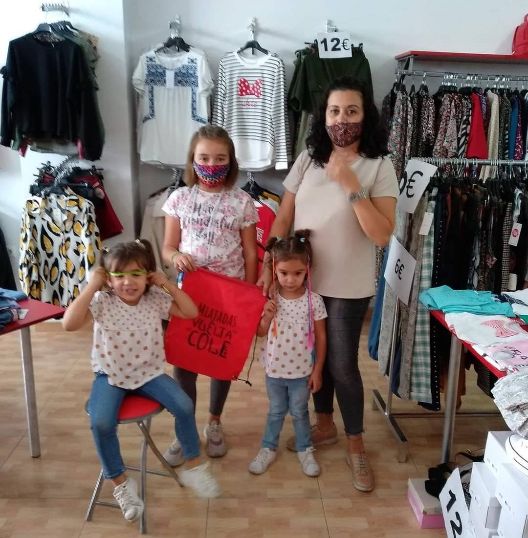 La campaña comercial 'Miajadas de vuelta al cole', celebrada del 1 al 30 de septiembre, ha regalado a los miajadeños 150 mochilas, 25 altavoces bluetooth, 10 kits escolares, un patín eléctrico Hoverboard, una tablet Samsung y, sobre todo, muchas sonrisas. El objetivo de la iniciativa, impulsada por la Concejalía de Comercio y Agencia de Empleo y Desarrollo Local del Ayuntamiento de Miajadas en colaboración con ACOMIC, ha sido motivar e incentivar a las familias a adquirir en la localidad todo lo que necesitan para la incorporación de sus hijos a las clases, al tiempo que promocionan el pequeño comercio. 