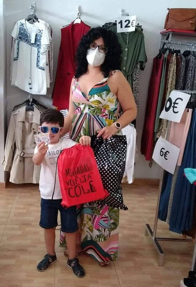 La campaña comercial 'Miajadas de vuelta al cole', celebrada del 1 al 30 de septiembre, ha regalado a los miajadeños 150 mochilas, 25 altavoces bluetooth, 10 kits escolares, un patín eléctrico Hoverboard, una tablet Samsung y, sobre todo, muchas sonrisas. El objetivo de la iniciativa, impulsada por la Concejalía de Comercio y Agencia de Empleo y Desarrollo Local del Ayuntamiento de Miajadas en colaboración con ACOMIC, ha sido motivar e incentivar a las familias a adquirir en la localidad todo lo que necesitan para la incorporación de sus hijos a las clases, al tiempo que promocionan el pequeño comercio. 