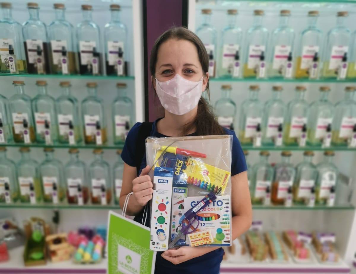 La campaña comercial 'Miajadas de vuelta al cole', celebrada del 1 al 30 de septiembre, ha regalado a los miajadeños 150 mochilas, 25 altavoces bluetooth, 10 kits escolares, un patín eléctrico Hoverboard, una tablet Samsung y, sobre todo, muchas sonrisas. El objetivo de la iniciativa, impulsada por la Concejalía de Comercio y Agencia de Empleo y Desarrollo Local del Ayuntamiento de Miajadas en colaboración con ACOMIC, ha sido motivar e incentivar a las familias a adquirir en la localidad todo lo que necesitan para la incorporación de sus hijos a las clases, al tiempo que promocionan el pequeño comercio. 