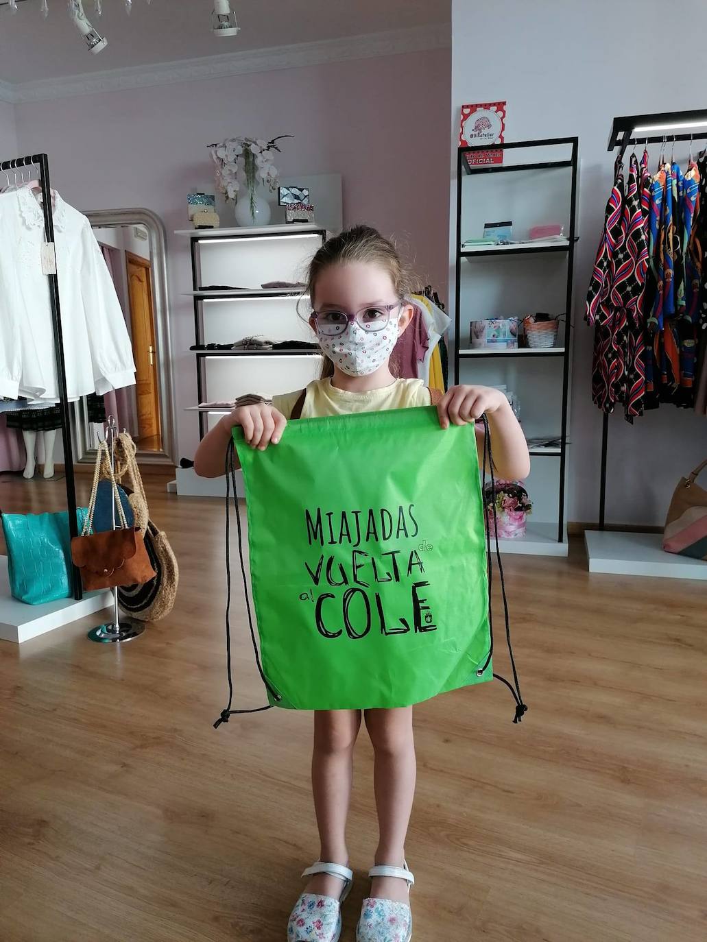 La campaña comercial 'Miajadas de vuelta al cole', celebrada del 1 al 30 de septiembre, ha regalado a los miajadeños 150 mochilas, 25 altavoces bluetooth, 10 kits escolares, un patín eléctrico Hoverboard, una tablet Samsung y, sobre todo, muchas sonrisas. El objetivo de la iniciativa, impulsada por la Concejalía de Comercio y Agencia de Empleo y Desarrollo Local del Ayuntamiento de Miajadas en colaboración con ACOMIC, ha sido motivar e incentivar a las familias a adquirir en la localidad todo lo que necesitan para la incorporación de sus hijos a las clases, al tiempo que promocionan el pequeño comercio. 