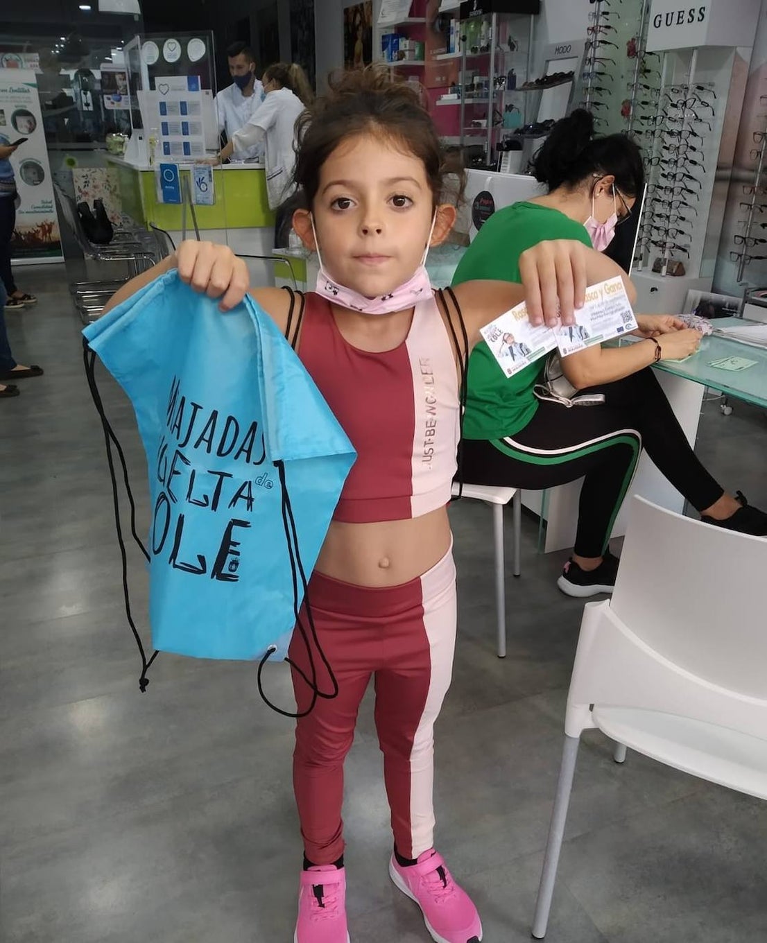 La campaña comercial 'Miajadas de vuelta al cole', celebrada del 1 al 30 de septiembre, ha regalado a los miajadeños 150 mochilas, 25 altavoces bluetooth, 10 kits escolares, un patín eléctrico Hoverboard, una tablet Samsung y, sobre todo, muchas sonrisas. El objetivo de la iniciativa, impulsada por la Concejalía de Comercio y Agencia de Empleo y Desarrollo Local del Ayuntamiento de Miajadas en colaboración con ACOMIC, ha sido motivar e incentivar a las familias a adquirir en la localidad todo lo que necesitan para la incorporación de sus hijos a las clases, al tiempo que promocionan el pequeño comercio. 