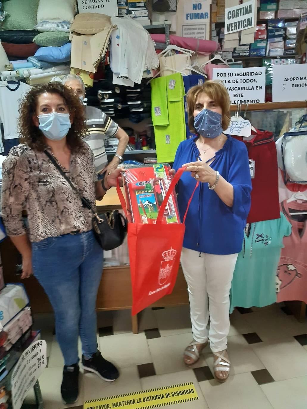 La campaña comercial 'Miajadas de vuelta al cole', celebrada del 1 al 30 de septiembre, ha regalado a los miajadeños 150 mochilas, 25 altavoces bluetooth, 10 kits escolares, un patín eléctrico Hoverboard, una tablet Samsung y, sobre todo, muchas sonrisas. El objetivo de la iniciativa, impulsada por la Concejalía de Comercio y Agencia de Empleo y Desarrollo Local del Ayuntamiento de Miajadas en colaboración con ACOMIC, ha sido motivar e incentivar a las familias a adquirir en la localidad todo lo que necesitan para la incorporación de sus hijos a las clases, al tiempo que promocionan el pequeño comercio. 