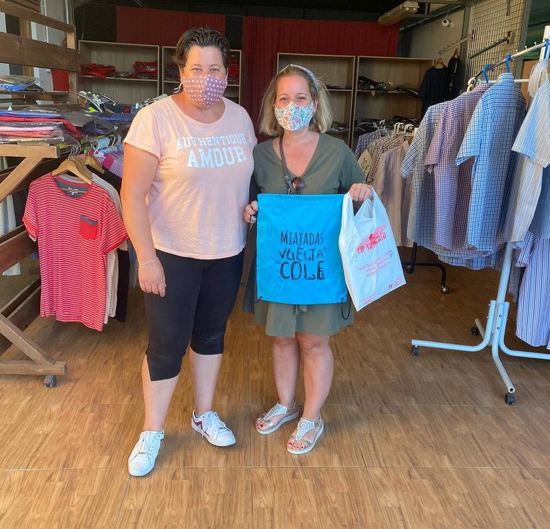 La campaña comercial 'Miajadas de vuelta al cole', celebrada del 1 al 30 de septiembre, ha regalado a los miajadeños 150 mochilas, 25 altavoces bluetooth, 10 kits escolares, un patín eléctrico Hoverboard, una tablet Samsung y, sobre todo, muchas sonrisas. El objetivo de la iniciativa, impulsada por la Concejalía de Comercio y Agencia de Empleo y Desarrollo Local del Ayuntamiento de Miajadas en colaboración con ACOMIC, ha sido motivar e incentivar a las familias a adquirir en la localidad todo lo que necesitan para la incorporación de sus hijos a las clases, al tiempo que promocionan el pequeño comercio. 