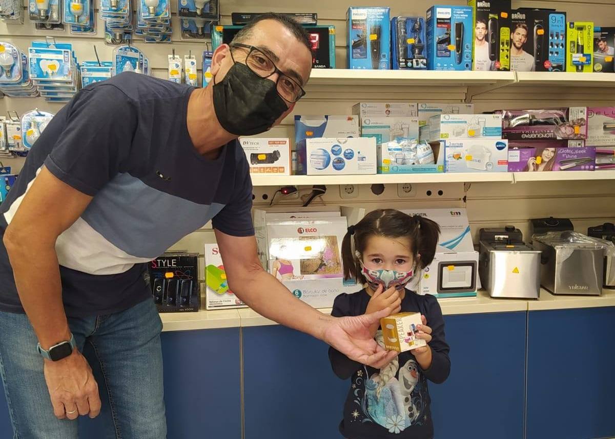 La campaña comercial 'Miajadas de vuelta al cole', celebrada del 1 al 30 de septiembre, ha regalado a los miajadeños 150 mochilas, 25 altavoces bluetooth, 10 kits escolares, un patín eléctrico Hoverboard, una tablet Samsung y, sobre todo, muchas sonrisas. El objetivo de la iniciativa, impulsada por la Concejalía de Comercio y Agencia de Empleo y Desarrollo Local del Ayuntamiento de Miajadas en colaboración con ACOMIC, ha sido motivar e incentivar a las familias a adquirir en la localidad todo lo que necesitan para la incorporación de sus hijos a las clases, al tiempo que promocionan el pequeño comercio. 