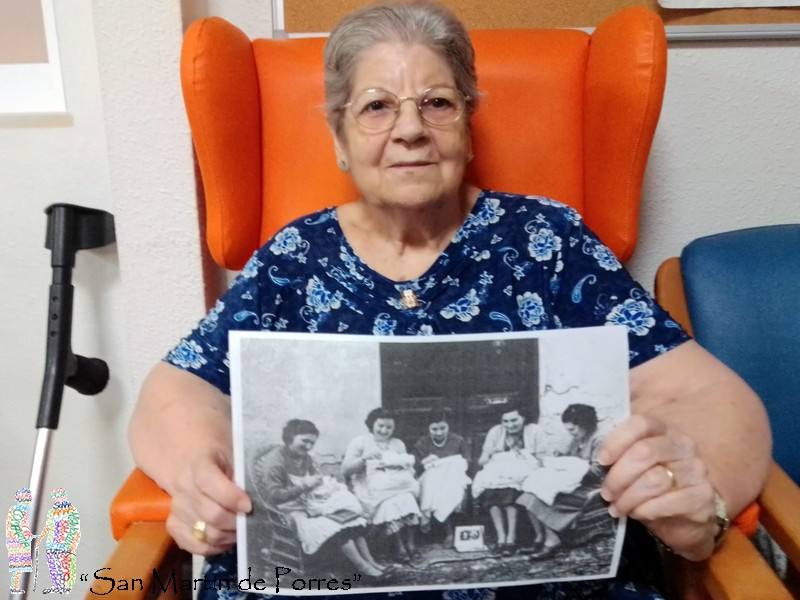 Una de las mayores de la residencia muestra una imagen que la época en la que bordaba 