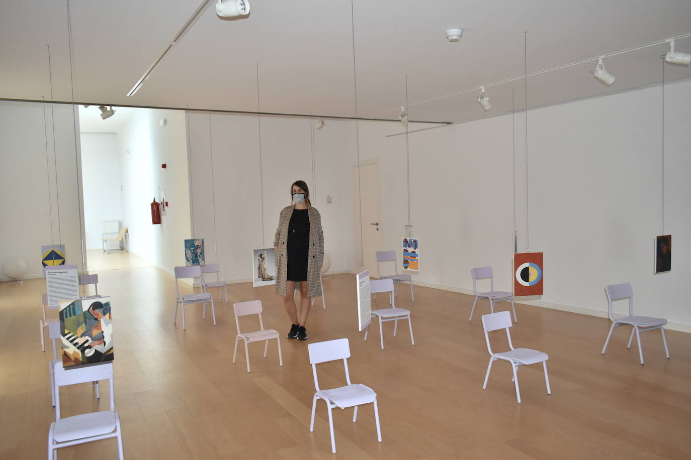 El Palacio Obispo Solís de Miajadas ha acogido durante las dos últimas semanas la exposición 'Mujeres artistas: 500 años, 2 décadas', de la artista extremeña Virginia Rivas. 500 años de arte femenino, de ingenio femenino, de talento femenino, de lucha femenina,... 500 años de grandes mujeres valientes. 