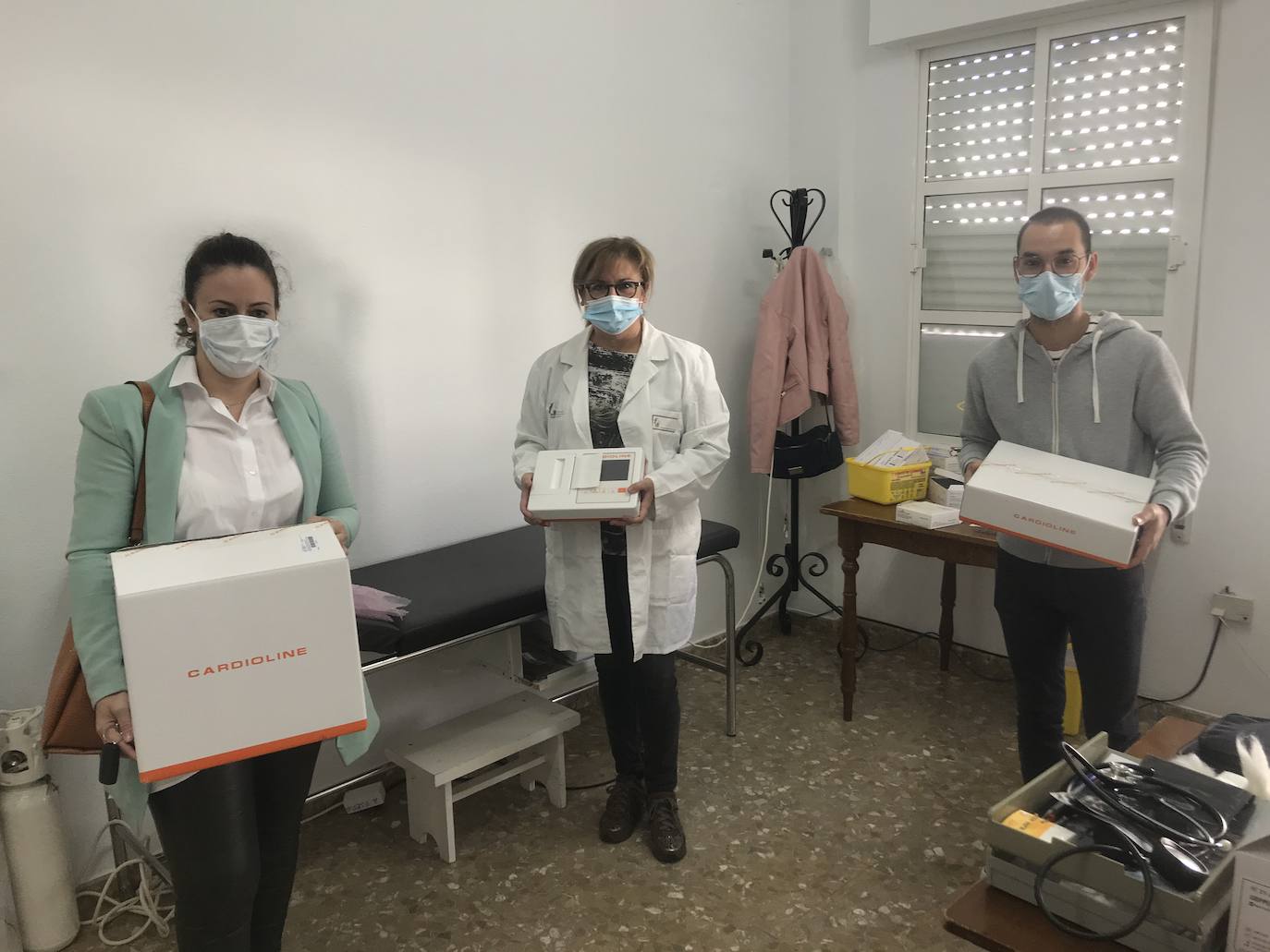 Entrega del Electrocardiograma en el consultorio de Alonso de Ojeda en presencia del alcalde Miguel Ángel Hoyas 