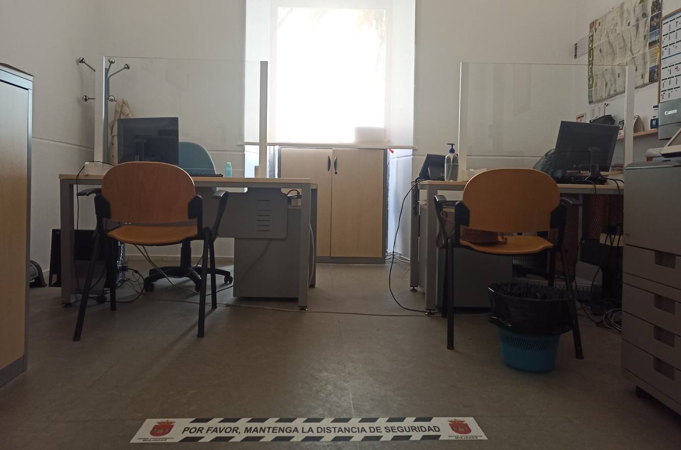 Pantallas de protección instaladas en los escritorios 