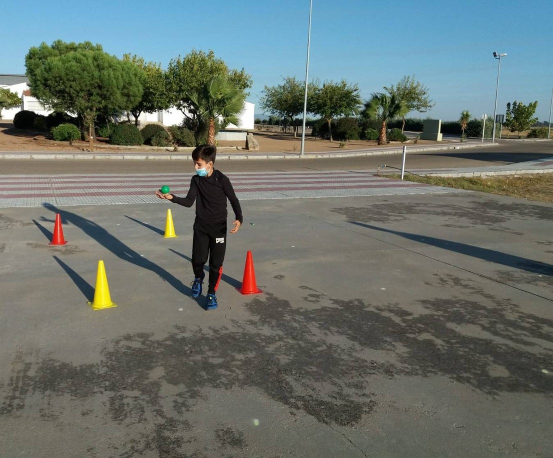 Casar de Miajadas ha celebrado su 'Octubre Cultural' con la intención de hacer llegar actividades variadas a sus vecinos e impulsar la cultura segura como alternativa de ocio. A lo largo de todo el mes los pequeños participaron en una tarde de gymkana infantil, también pudieron disfrutar del juego 'Los tapones locos' y un torneo de pádel con premios. Asimismo, los pequeños casareños participaron en una tarde de juegos populares, donde practicaron juegos tradicionales inventados mucho antes de su nacimiento. Además, enmarcado en este mes particular, la localidad acogió el concierto del extremeño Aurelio Gallardo. 