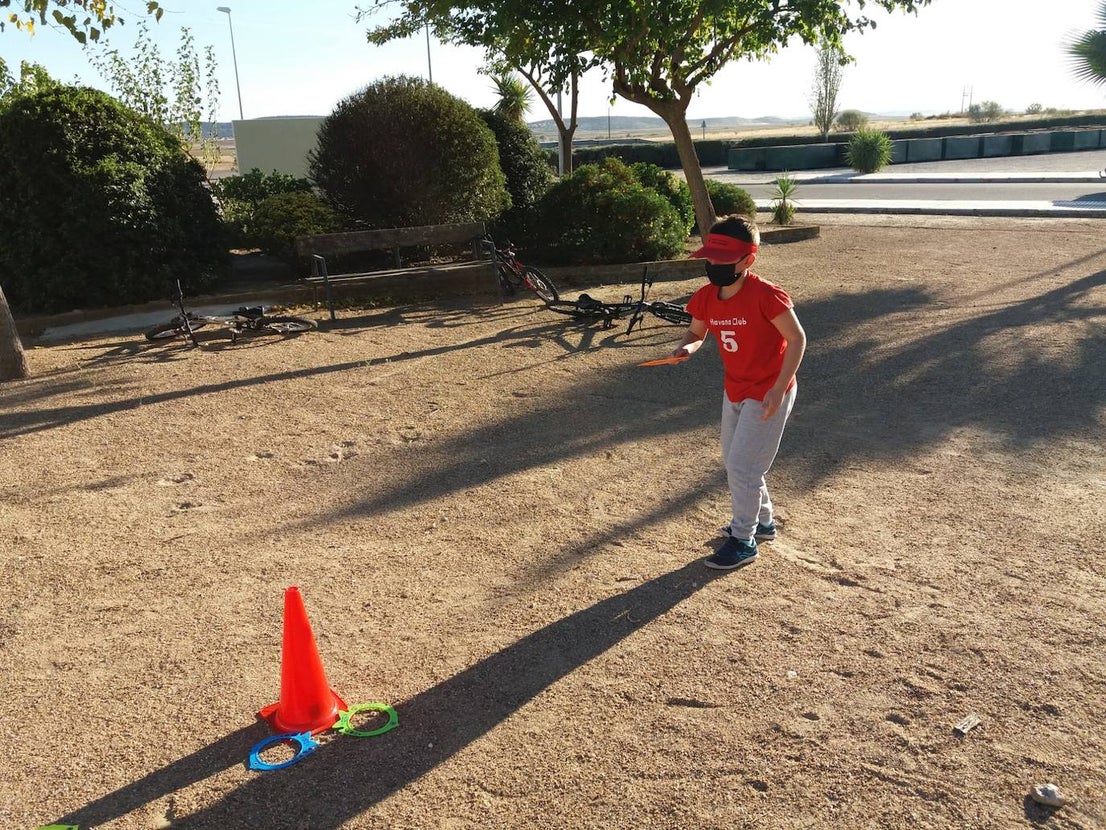 Casar de Miajadas ha celebrado su 'Octubre Cultural' con la intención de hacer llegar actividades variadas a sus vecinos e impulsar la cultura segura como alternativa de ocio. A lo largo de todo el mes los pequeños participaron en una tarde de gymkana infantil, también pudieron disfrutar del juego 'Los tapones locos' y un torneo de pádel con premios. Asimismo, los pequeños casareños participaron en una tarde de juegos populares, donde practicaron juegos tradicionales inventados mucho antes de su nacimiento. Además, enmarcado en este mes particular, la localidad acogió el concierto del extremeño Aurelio Gallardo. 