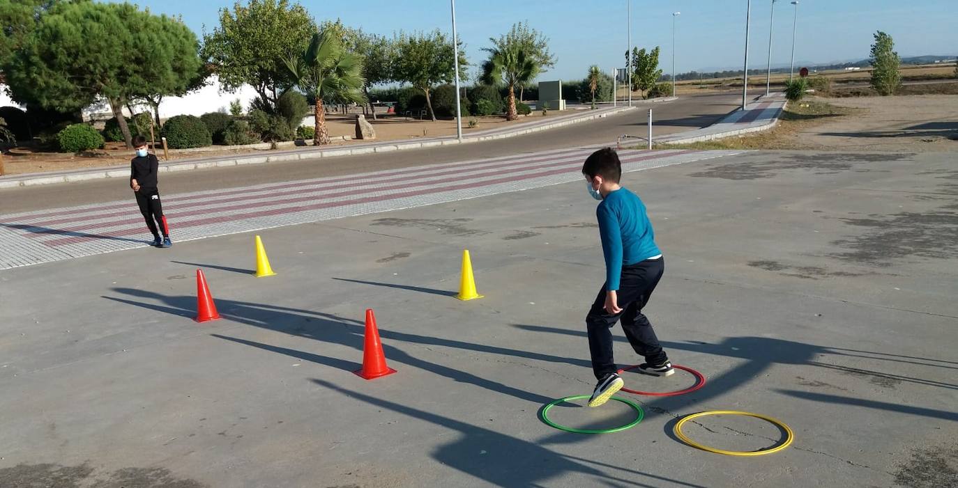 Casar de Miajadas ha celebrado su 'Octubre Cultural' con la intención de hacer llegar actividades variadas a sus vecinos e impulsar la cultura segura como alternativa de ocio. A lo largo de todo el mes los pequeños participaron en una tarde de gymkana infantil, también pudieron disfrutar del juego 'Los tapones locos' y un torneo de pádel con premios. Asimismo, los pequeños casareños participaron en una tarde de juegos populares, donde practicaron juegos tradicionales inventados mucho antes de su nacimiento. Además, enmarcado en este mes particular, la localidad acogió el concierto del extremeño Aurelio Gallardo. 