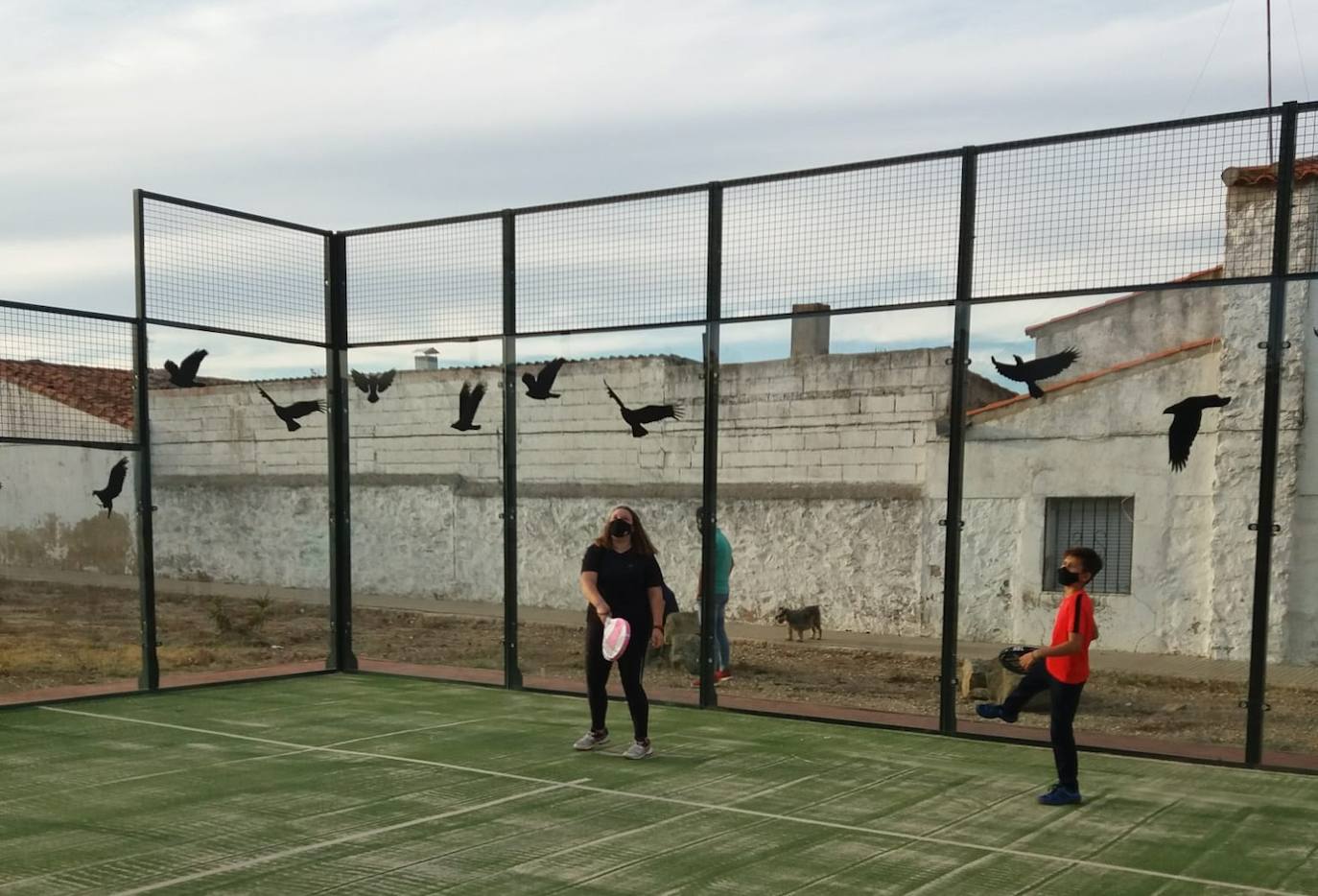 Casar de Miajadas ha celebrado su 'Octubre Cultural' con la intención de hacer llegar actividades variadas a sus vecinos e impulsar la cultura segura como alternativa de ocio. A lo largo de todo el mes los pequeños participaron en una tarde de gymkana infantil, también pudieron disfrutar del juego 'Los tapones locos' y un torneo de pádel con premios. Asimismo, los pequeños casareños participaron en una tarde de juegos populares, donde practicaron juegos tradicionales inventados mucho antes de su nacimiento. Además, enmarcado en este mes particular, la localidad acogió el concierto del extremeño Aurelio Gallardo. 