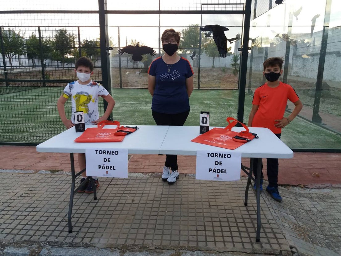 Casar de Miajadas ha celebrado su 'Octubre Cultural' con la intención de hacer llegar actividades variadas a sus vecinos e impulsar la cultura segura como alternativa de ocio. A lo largo de todo el mes los pequeños participaron en una tarde de gymkana infantil, también pudieron disfrutar del juego 'Los tapones locos' y un torneo de pádel con premios. Asimismo, los pequeños casareños participaron en una tarde de juegos populares, donde practicaron juegos tradicionales inventados mucho antes de su nacimiento. Además, enmarcado en este mes particular, la localidad acogió el concierto del extremeño Aurelio Gallardo. 