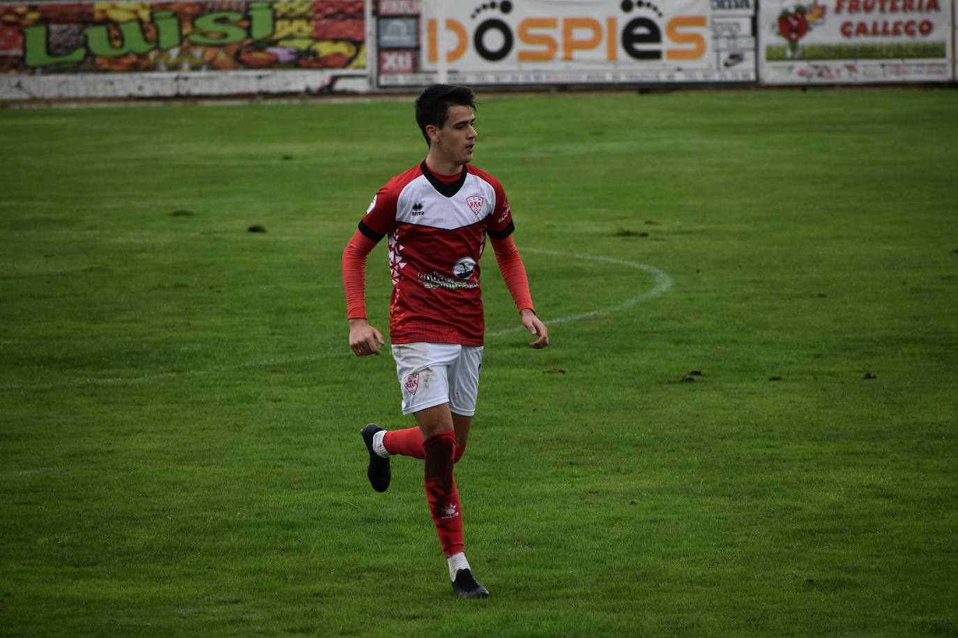 El encuentro entre el Miajadas y el Cacereño se saldó con una repartición de puntos como resultado de un 1-1 en el que los locales plantaron cara a uno de los huesos más duros de la competición. 