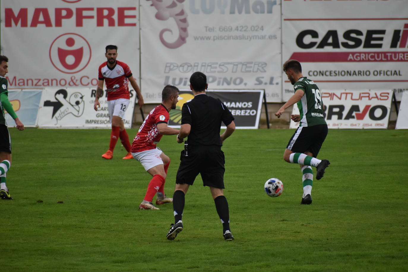 El encuentro entre el Miajadas y el Cacereño se saldó con una repartición de puntos como resultado de un 1-1 en el que los locales plantaron cara a uno de los huesos más duros de la competición. 