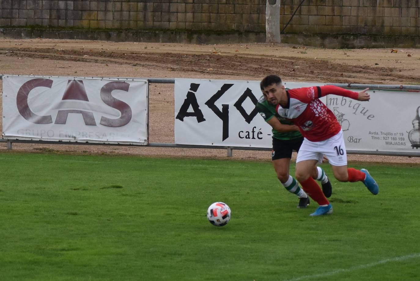 El encuentro entre el Miajadas y el Cacereño se saldó con una repartición de puntos como resultado de un 1-1 en el que los locales plantaron cara a uno de los huesos más duros de la competición. 