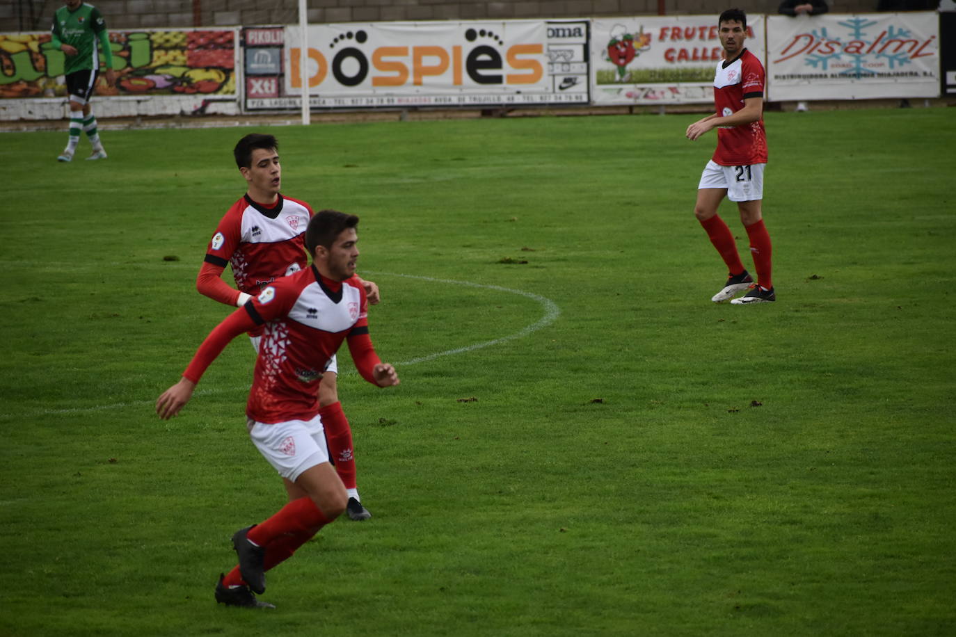 El encuentro entre el Miajadas y el Cacereño se saldó con una repartición de puntos como resultado de un 1-1 en el que los locales plantaron cara a uno de los huesos más duros de la competición. 