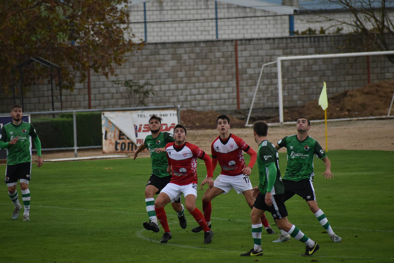 El encuentro entre el Miajadas y el Cacereño se saldó con una repartición de puntos como resultado de un 1-1 en el que los locales plantaron cara a uno de los huesos más duros de la competición. 