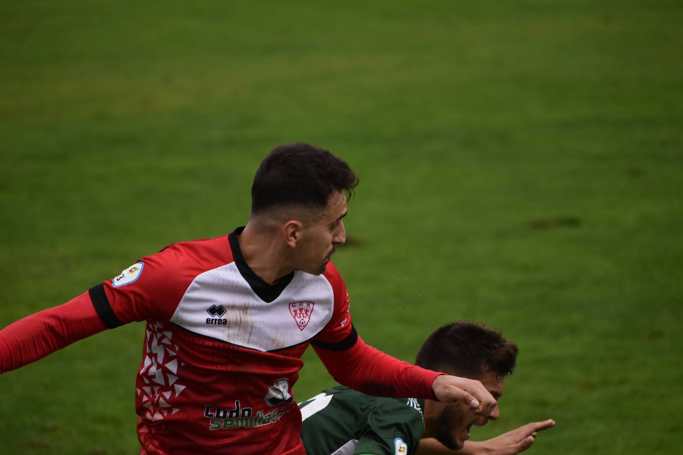 El encuentro entre el Miajadas y el Cacereño se saldó con una repartición de puntos como resultado de un 1-1 en el que los locales plantaron cara a uno de los huesos más duros de la competición. 