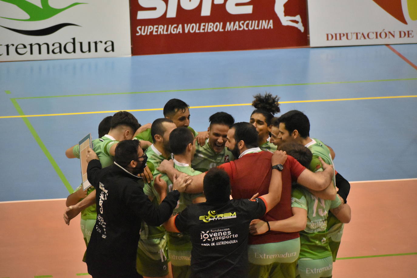 Partidazo el que acogió el Pabellón Municipal de Miajadas entre el Extremadura Grupo Laura Otero y el Voleibol Dumbría, donde los locales se impusieron a los líderes por 3-1, aunque no lo tuvieron nada fácil, porque ninguno estaba dispuesto a 'regalar' un sólo punto. 