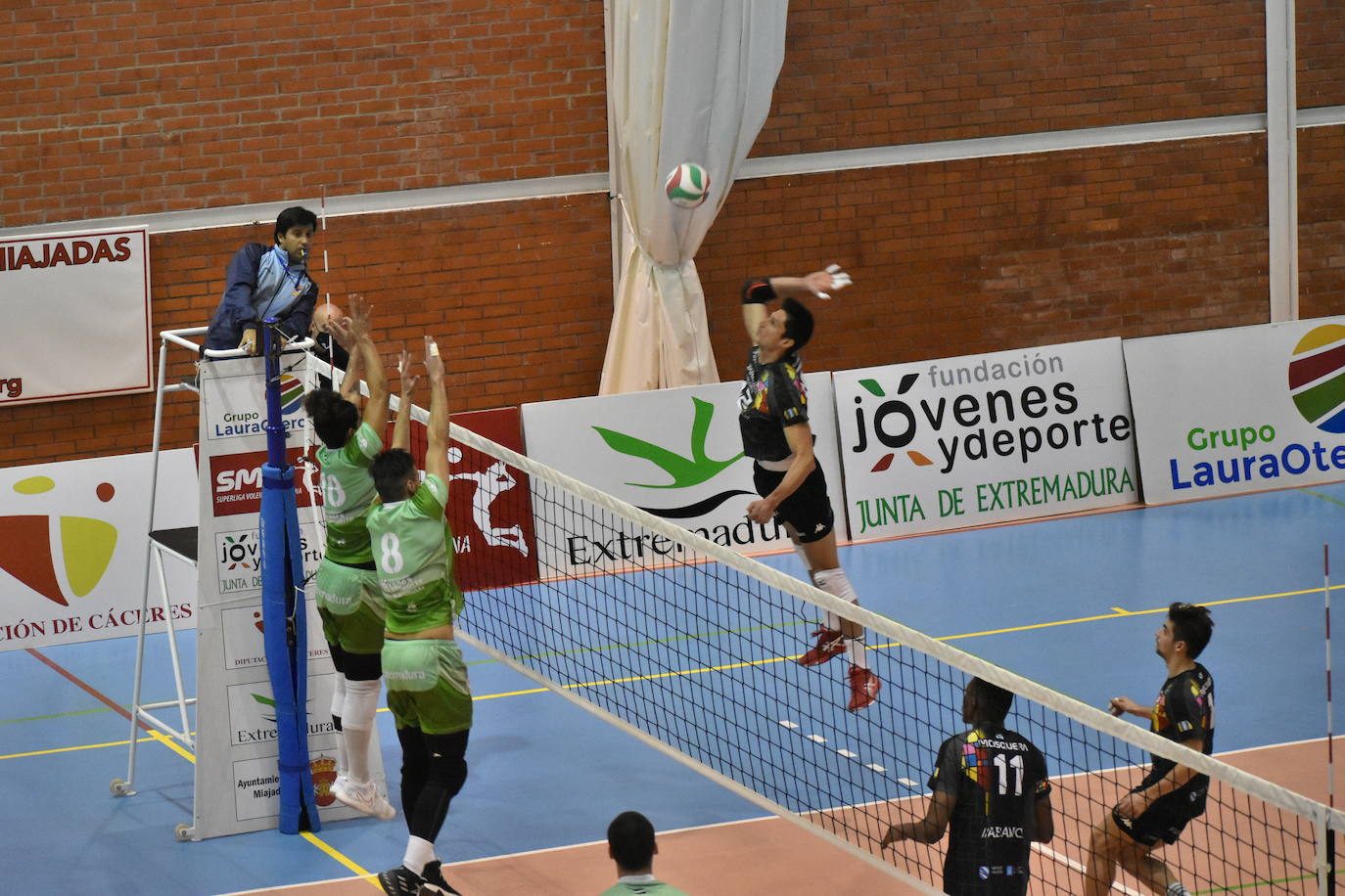 Partidazo el que acogió el Pabellón Municipal de Miajadas entre el Extremadura Grupo Laura Otero y el Voleibol Dumbría, donde los locales se impusieron a los líderes por 3-1, aunque no lo tuvieron nada fácil, porque ninguno estaba dispuesto a 'regalar' un sólo punto. 