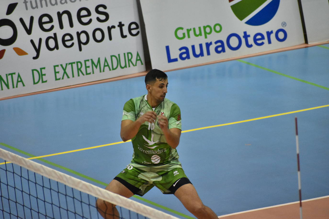 Partidazo el que acogió el Pabellón Municipal de Miajadas entre el Extremadura Grupo Laura Otero y el Voleibol Dumbría, donde los locales se impusieron a los líderes por 3-1, aunque no lo tuvieron nada fácil, porque ninguno estaba dispuesto a 'regalar' un sólo punto. 