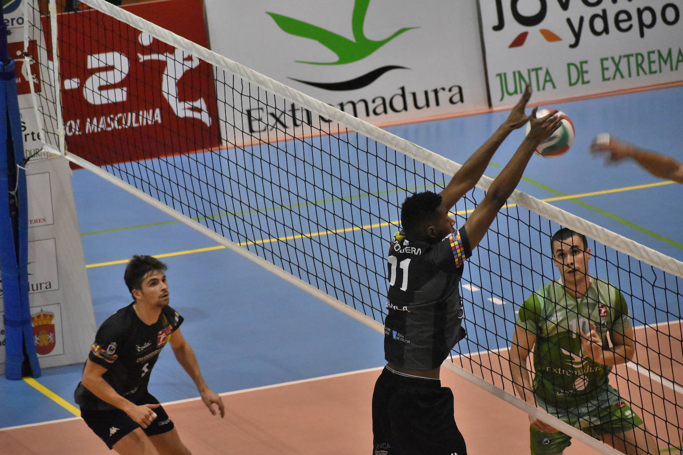 Partidazo el que acogió el Pabellón Municipal de Miajadas entre el Extremadura Grupo Laura Otero y el Voleibol Dumbría, donde los locales se impusieron a los líderes por 3-1, aunque no lo tuvieron nada fácil, porque ninguno estaba dispuesto a 'regalar' un sólo punto. 