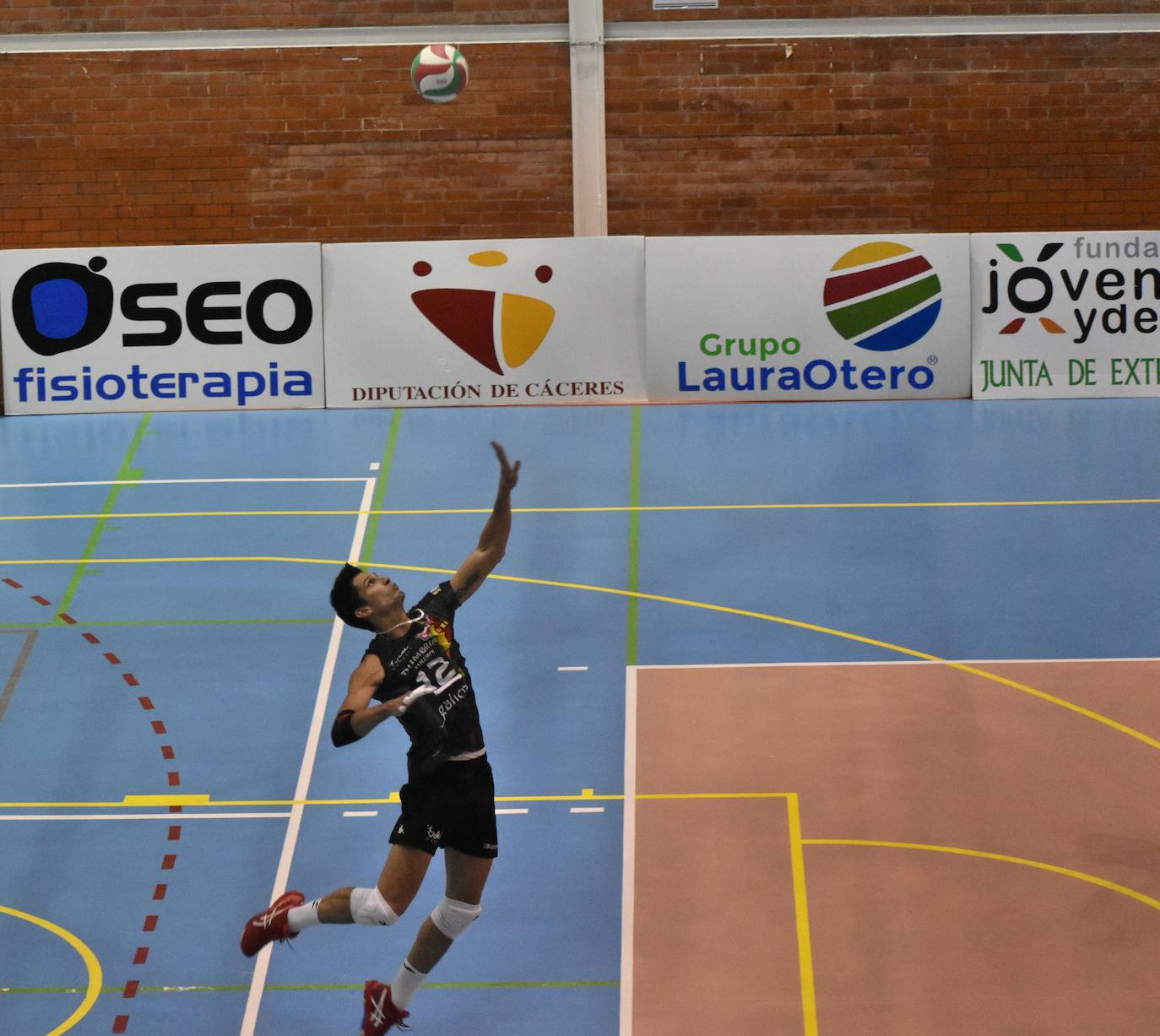 Partidazo el que acogió el Pabellón Municipal de Miajadas entre el Extremadura Grupo Laura Otero y el Voleibol Dumbría, donde los locales se impusieron a los líderes por 3-1, aunque no lo tuvieron nada fácil, porque ninguno estaba dispuesto a 'regalar' un sólo punto. 