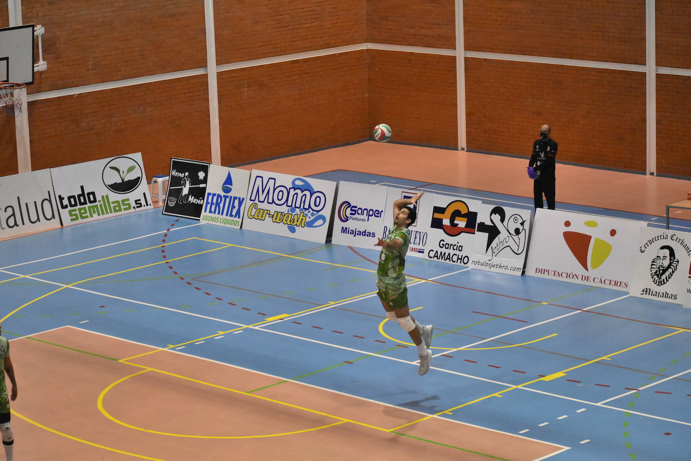 Partidazo el que acogió el Pabellón Municipal de Miajadas entre el Extremadura Grupo Laura Otero y el Voleibol Dumbría, donde los locales se impusieron a los líderes por 3-1, aunque no lo tuvieron nada fácil, porque ninguno estaba dispuesto a 'regalar' un sólo punto. 