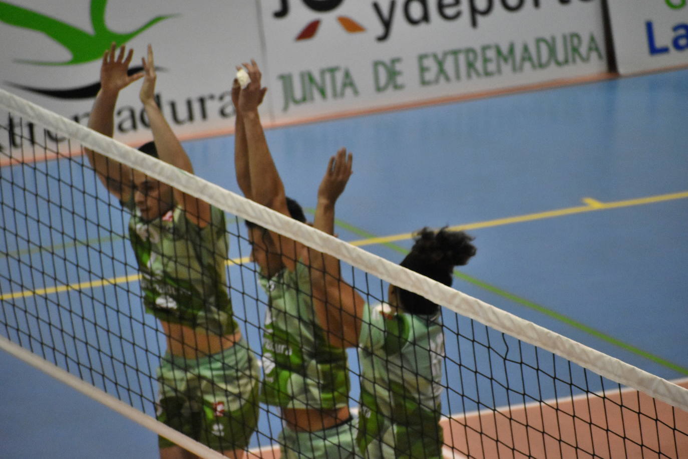 Partidazo el que acogió el Pabellón Municipal de Miajadas entre el Extremadura Grupo Laura Otero y el Voleibol Dumbría, donde los locales se impusieron a los líderes por 3-1, aunque no lo tuvieron nada fácil, porque ninguno estaba dispuesto a 'regalar' un sólo punto. 