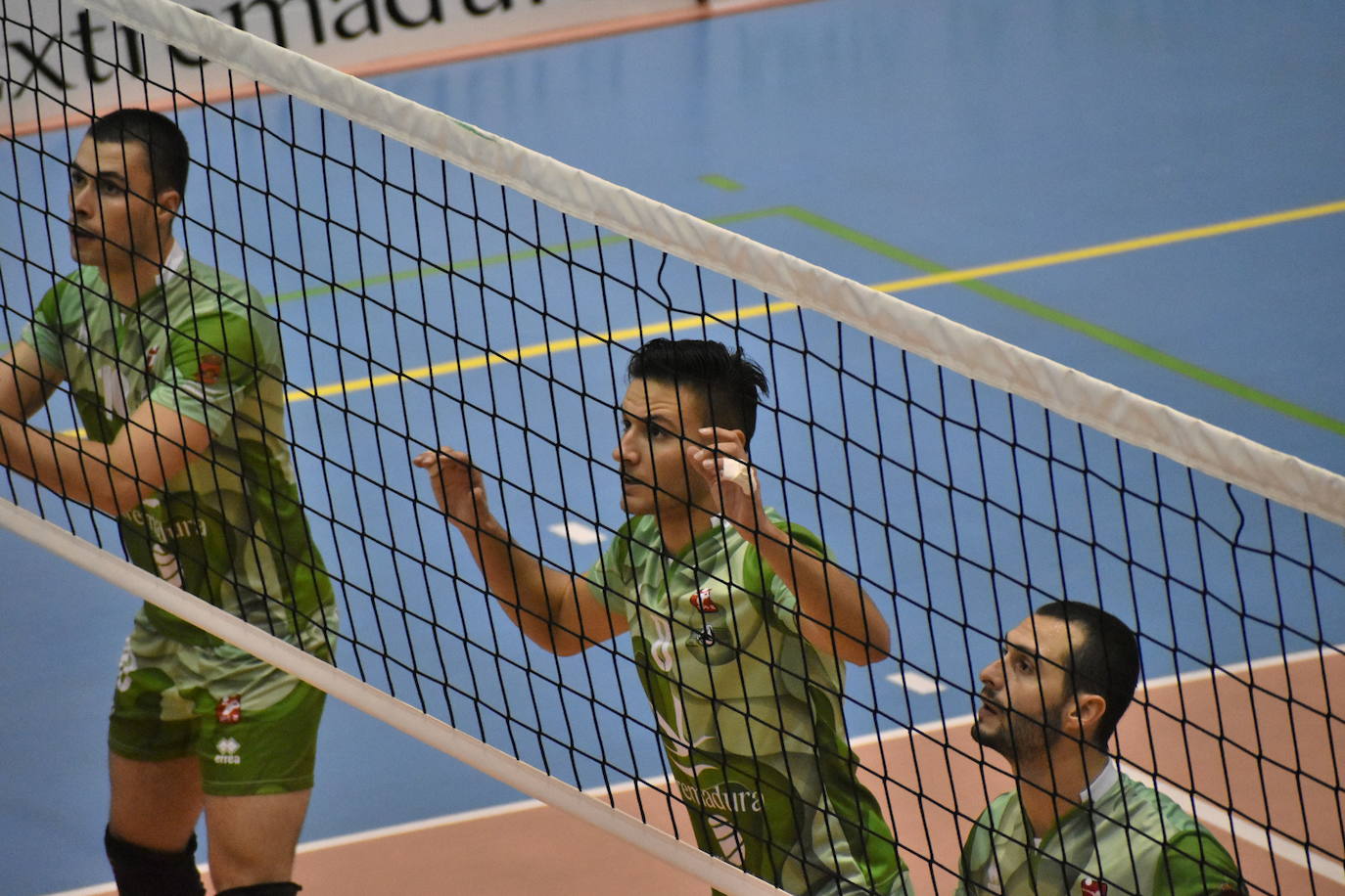 Partidazo el que acogió el Pabellón Municipal de Miajadas entre el Extremadura Grupo Laura Otero y el Voleibol Dumbría, donde los locales se impusieron a los líderes por 3-1, aunque no lo tuvieron nada fácil, porque ninguno estaba dispuesto a 'regalar' un sólo punto. 