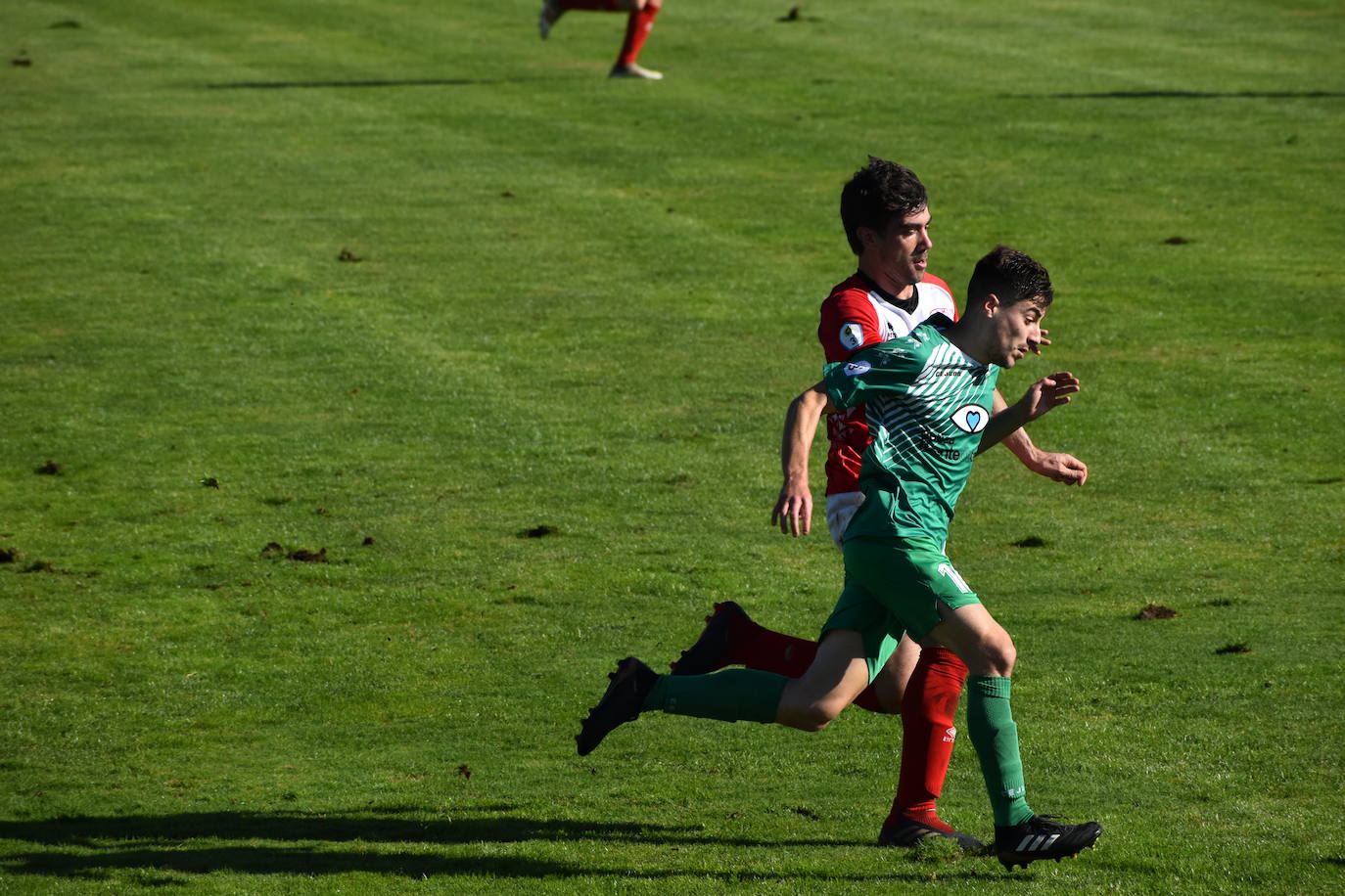 El C.D. Miajadas ha conseguido dar la vuelta al marcador y arrebatarle el partido a la U.D. Fuente de Cantos con un 2-1, que remontó el gol de Lyvann en el primer minuto de partido con un controvertido tanto de Edu Salles y un sentenciador gol de Matheus 