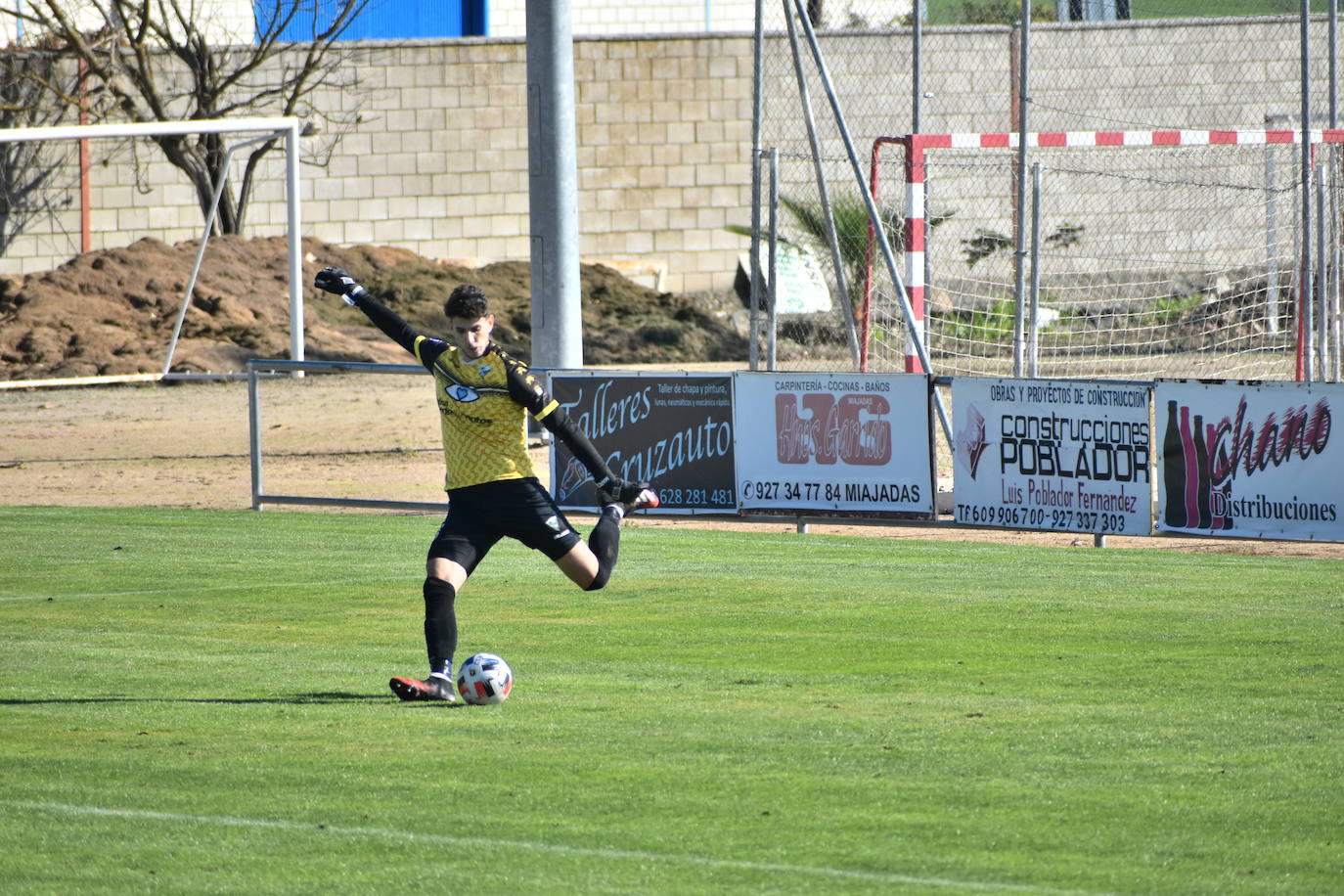 El C.D. Miajadas ha conseguido dar la vuelta al marcador y arrebatarle el partido a la U.D. Fuente de Cantos con un 2-1, que remontó el gol de Lyvann en el primer minuto de partido con un controvertido tanto de Edu Salles y un sentenciador gol de Matheus 