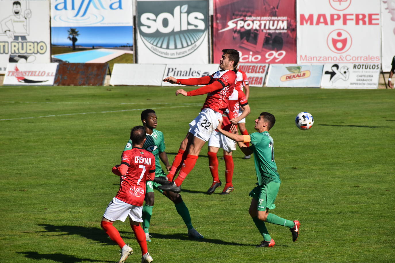 El C.D. Miajadas ha conseguido dar la vuelta al marcador y arrebatarle el partido a la U.D. Fuente de Cantos con un 2-1, que remontó el gol de Lyvann en el primer minuto de partido con un controvertido tanto de Edu Salles y un sentenciador gol de Matheus 