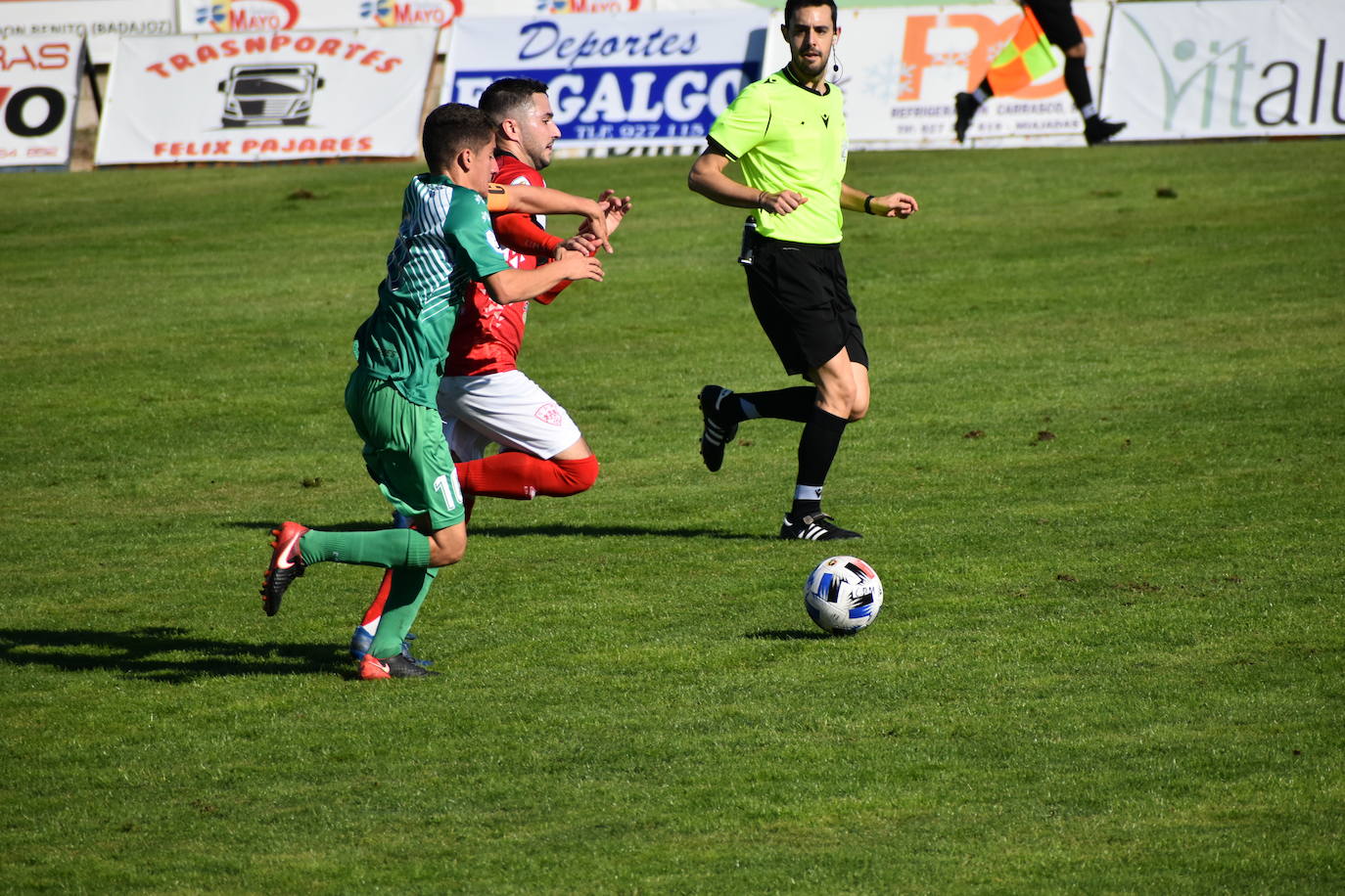 El C.D. Miajadas ha conseguido dar la vuelta al marcador y arrebatarle el partido a la U.D. Fuente de Cantos con un 2-1, que remontó el gol de Lyvann en el primer minuto de partido con un controvertido tanto de Edu Salles y un sentenciador gol de Matheus 