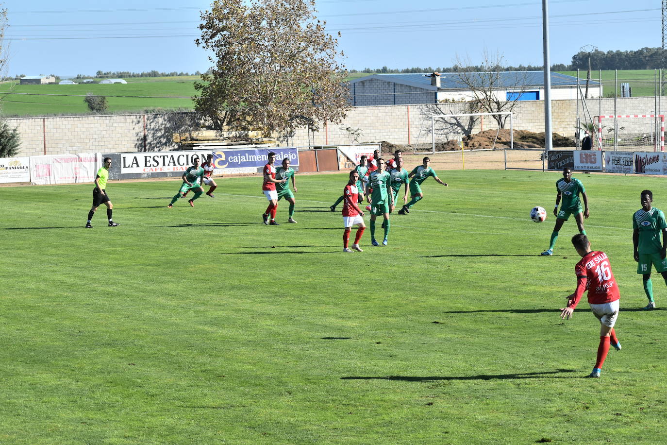 El C.D. Miajadas ha conseguido dar la vuelta al marcador y arrebatarle el partido a la U.D. Fuente de Cantos con un 2-1, que remontó el gol de Lyvann en el primer minuto de partido con un controvertido tanto de Edu Salles y un sentenciador gol de Matheus