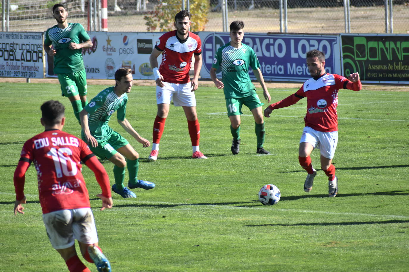 El C.D. Miajadas ha conseguido dar la vuelta al marcador y arrebatarle el partido a la U.D. Fuente de Cantos con un 2-1, que remontó el gol de Lyvann en el primer minuto de partido con un controvertido tanto de Edu Salles y un sentenciador gol de Matheus 