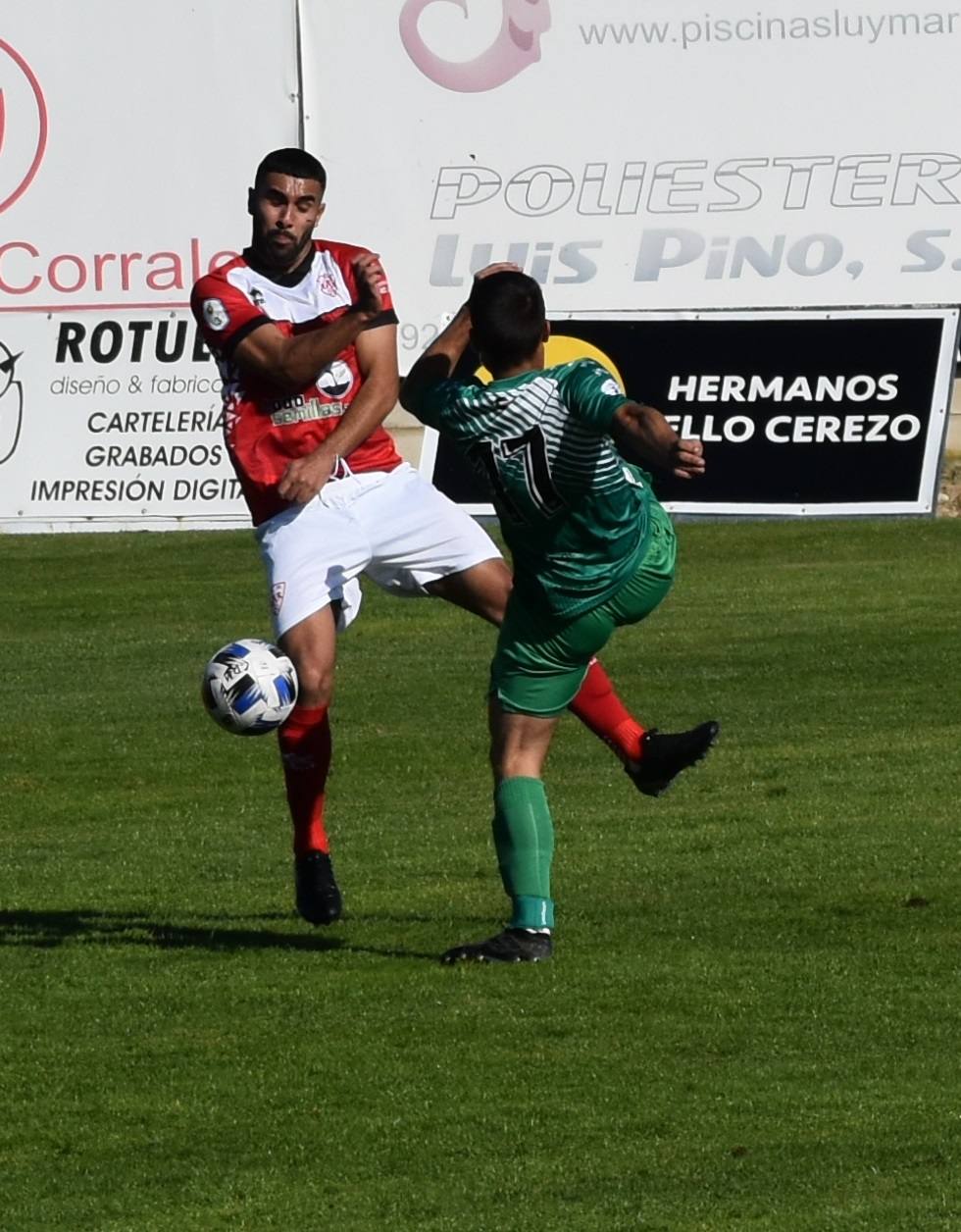 El C.D. Miajadas ha conseguido dar la vuelta al marcador y arrebatarle el partido a la U.D. Fuente de Cantos con un 2-1, que remontó el gol de Lyvann en el primer minuto de partido con un controvertido tanto de Edu Salles y un sentenciador gol de Matheus 