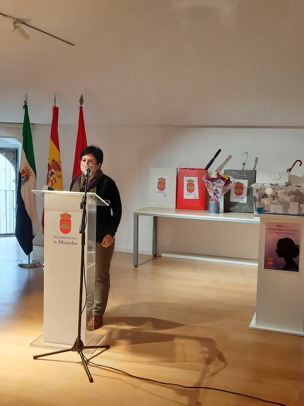 Los días 25 y 26 de noviembre Miajadas, Alonso de Ojeda y Casar de Miajadas han honrado a las víctimas de violencia de género, mostrando su repulsa y rechazo hacia esta situación que ha acabado con la vida de 41 mujeres en España en lo que va de año, 1.074 mujeres asesinadas desde que comenzaron a contabilizarse de forma oficial el 1 de enero de 2003. En un año marcado por la Covid-19, las víctimas de violencia de género han sufrido aún más a manos de sus maltratadores, con quienes han tenido que vivir confinadas. 