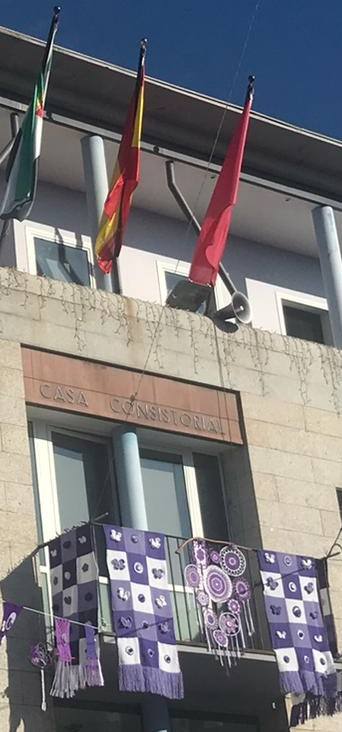 Los días 25 y 26 de noviembre Miajadas, Alonso de Ojeda y Casar de Miajadas han honrado a las víctimas de violencia de género, mostrando su repulsa y rechazo hacia esta situación que ha acabado con la vida de 41 mujeres en España en lo que va de año, 1.074 mujeres asesinadas desde que comenzaron a contabilizarse de forma oficial el 1 de enero de 2003. En un año marcado por la Covid-19, las víctimas de violencia de género han sufrido aún más a manos de sus maltratadores, con quienes han tenido que vivir confinadas. 